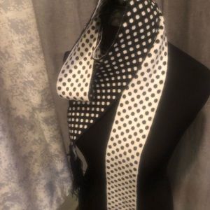 Black and White polka dot scarf 🧣